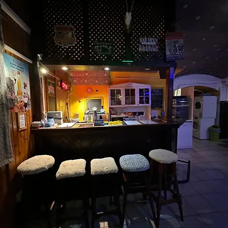 Apartament Former Pub 6 For Stag Do, Mens Cave Budapeszt